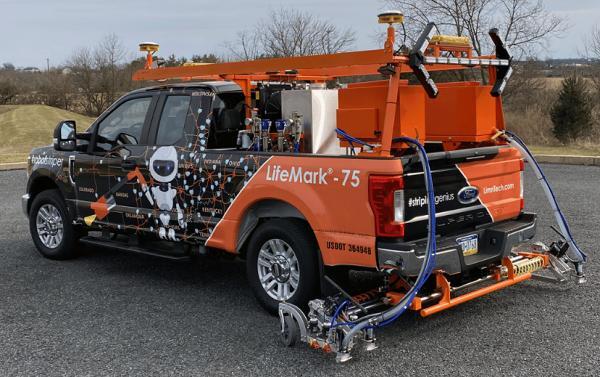 配备 LimnTech Scientific LifeMark 系统的道路标线卡车