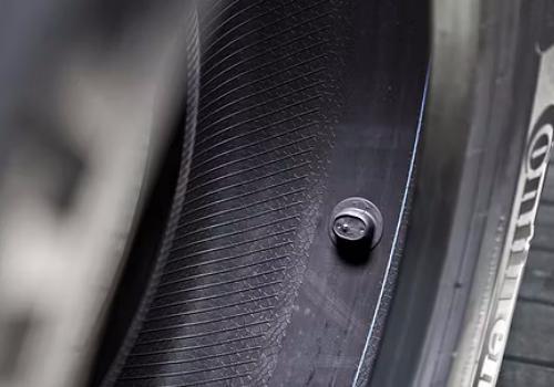 与更容易损坏的气门式传感器不同，Continental 的传感器牢固地粘附在轮胎的内衬上以保护轮胎。
